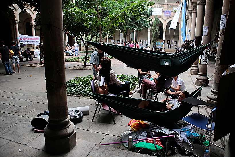 מתכוננים למשאל העם הקטלוני וישנים בבנייני האוניברסיטה בברצלונה
