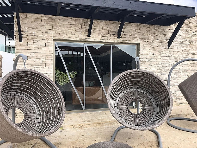 מלון שנמצא באיים הקריביים ומתמגן לקראת הגעת ההוריקן 