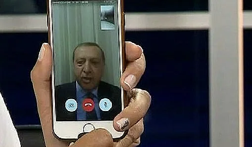 נשיא טורקיה ארדואן מתקשר עם רשת הטלוויזיה CNN Turk בפלאפון