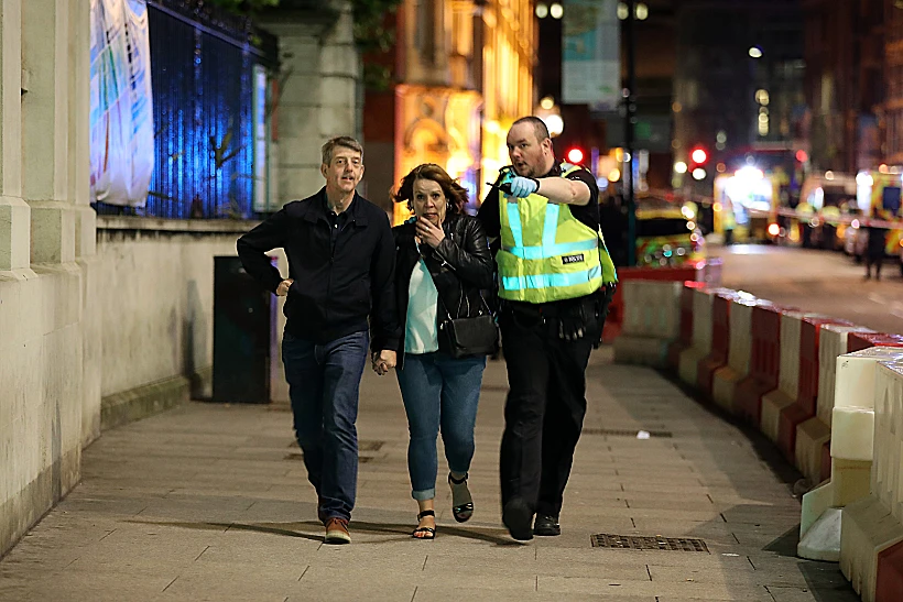 שוטרים ואזרחים באזור גשר לונדון לאחר הפיגוע