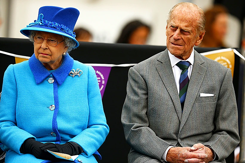 מלכת אנגליה ובעלה בחניכת קו רכבת בסקוטלנד