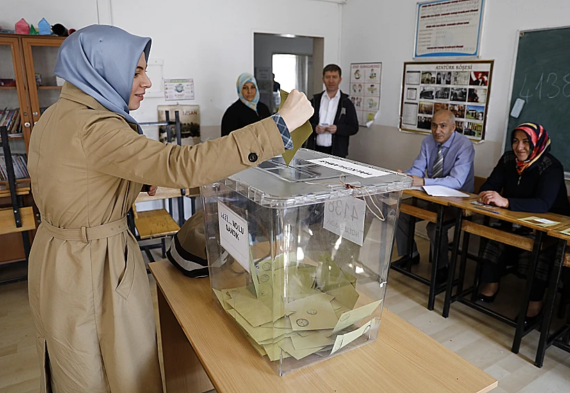 אישה מצביעה במשאל העם בטורקיה בקלפי באנקרה