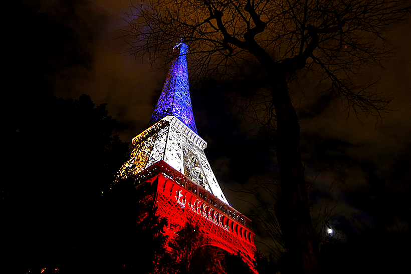 מגדל אייפל מואר בצבעי הלאום הצרפתיים לזכר קורבנות מתקפת הטרור