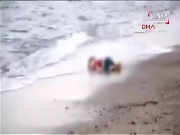 גופת תינוק סורי שנפלטה אל החוף בטורקיה אחרי טביעת משפחתו