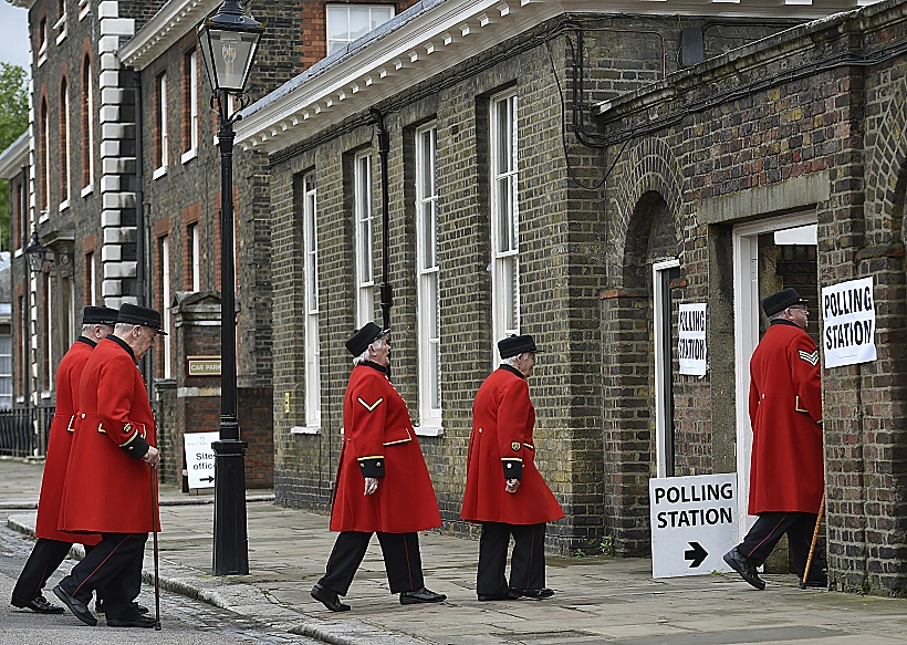 מצביעים במשאל העם