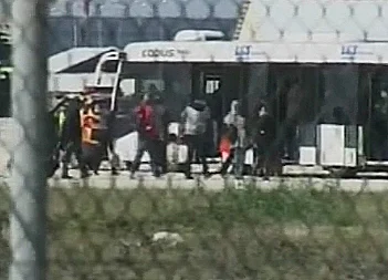 נוסעים שירדו מהמטוס המצרי החטוף