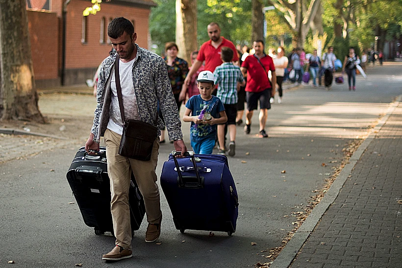 פליטים מחכים לעזרת רשויות הרווחה בברלין שבגרמניה
