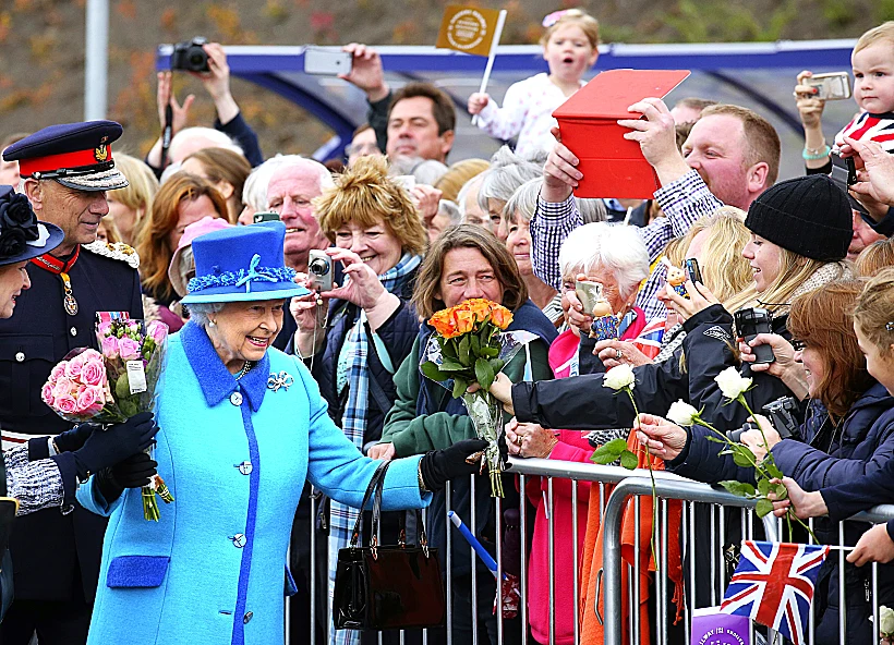 מלכת אנגליה בחניכת קו רכבת בסקוטלנד