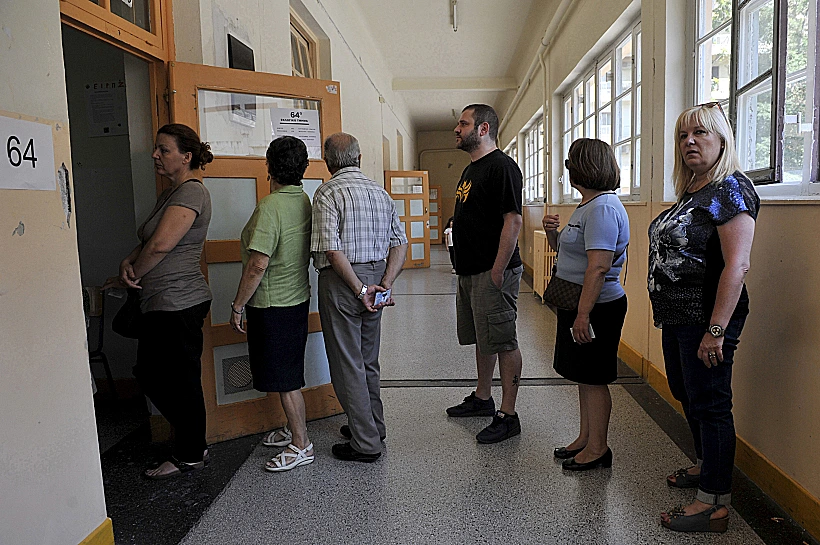 אזרחים ביוון מצביעים במשאל עם בנושא החילוץ האירופי