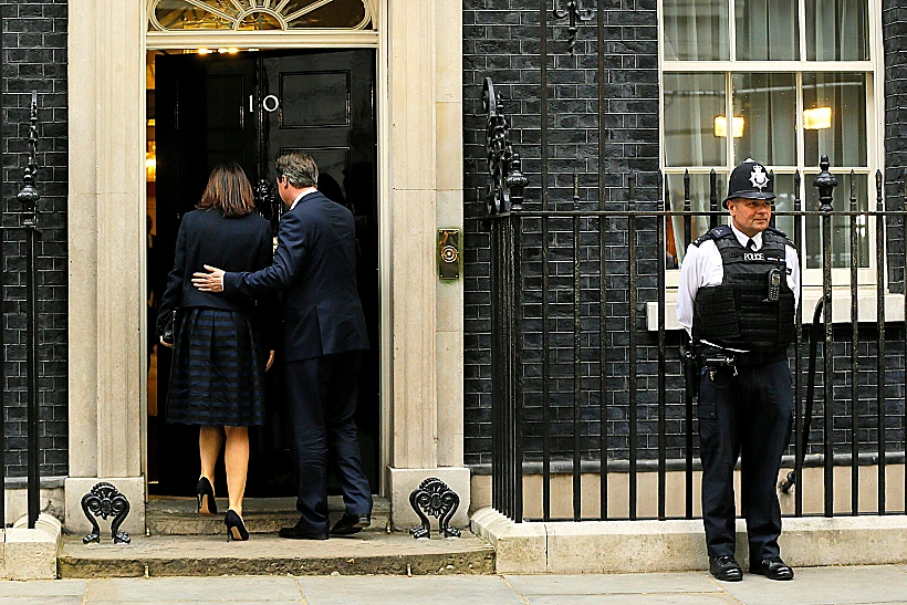 דיוויד קמרון ורעייתו חוזרים לדאונינג 10