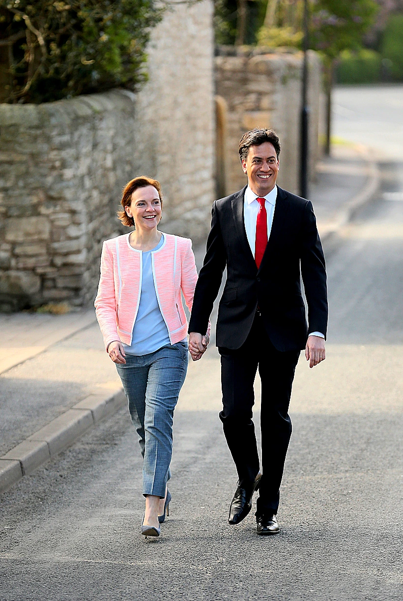 אד מיליבנד ורעייתו מגיעים להצביע בבחירות בבריטניה