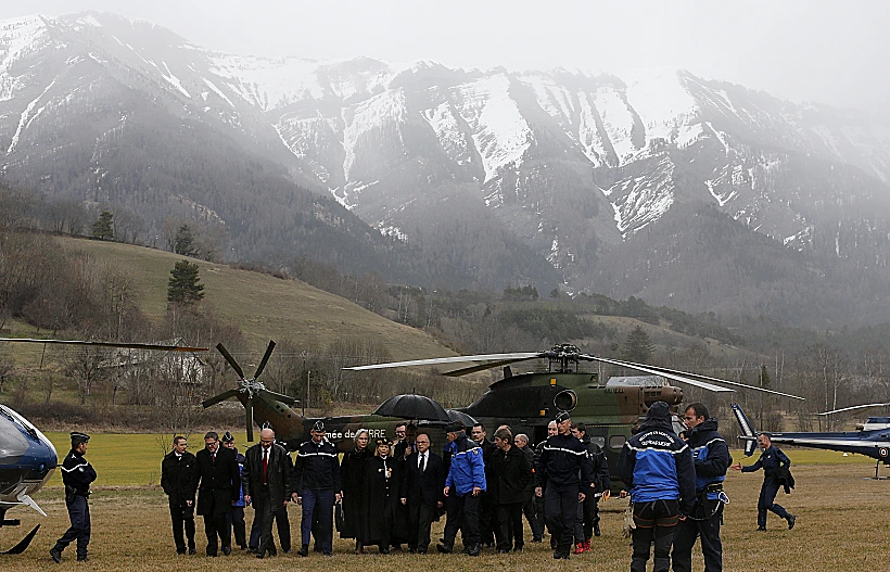 משלחת שר הפנים הצרפתי באתר ההתרסקות
