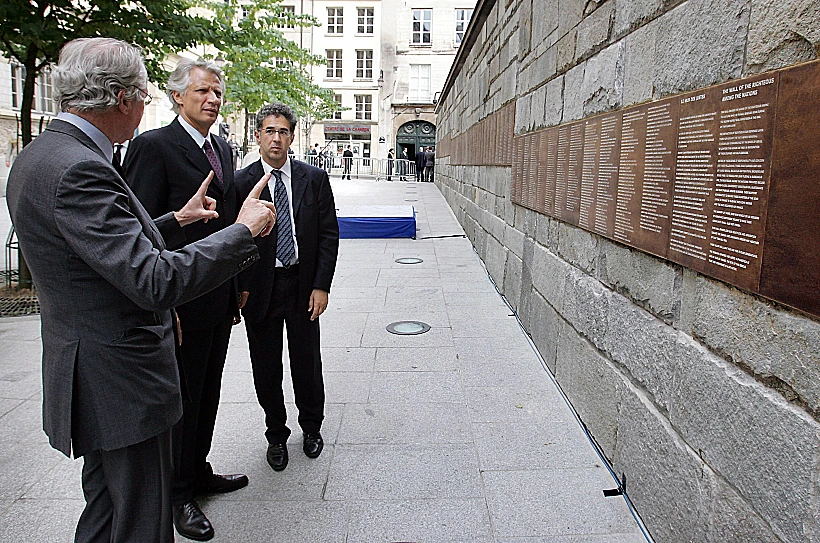 קיר שמנציח את שמותיהם של 2693 חסידי אומות עולם של צרפת.