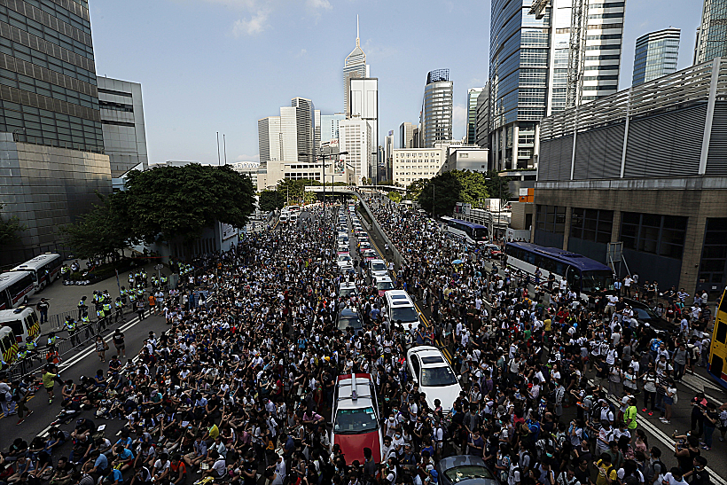 עשרות אלפי מפגינים בהונג קונג בעד דמוקרטיה