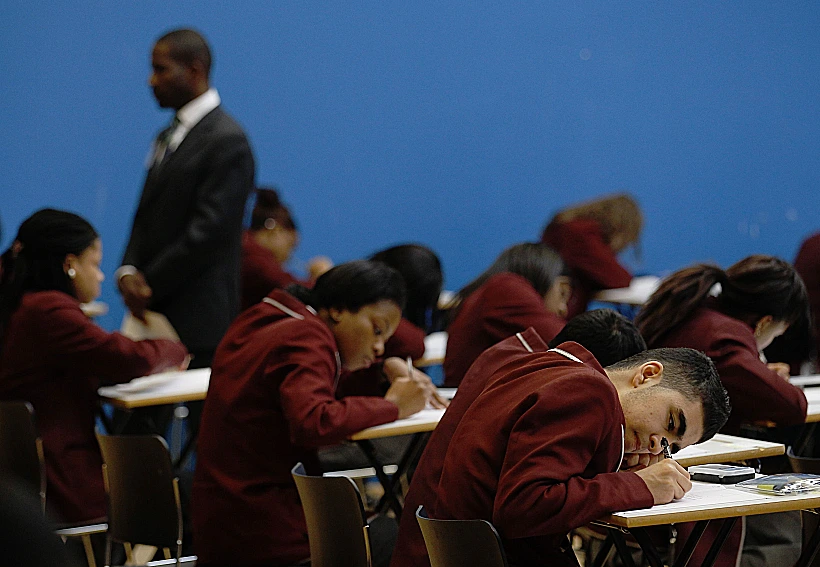 חתלמידים במבחן מתמטיקה בבריטניה