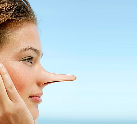 אישה עם אף ארוך