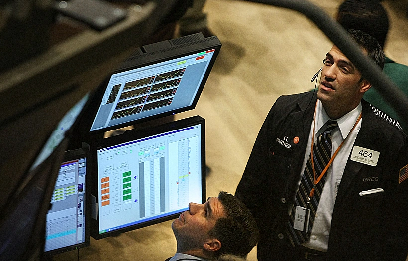 ברוקר ליד לוח מסחר בבורסה