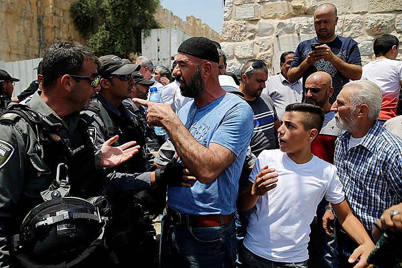 עימותים בין מפגינים ומתפללים מוסלמים לבין כוחות הביטחון בכניסה למתחם הר הבית