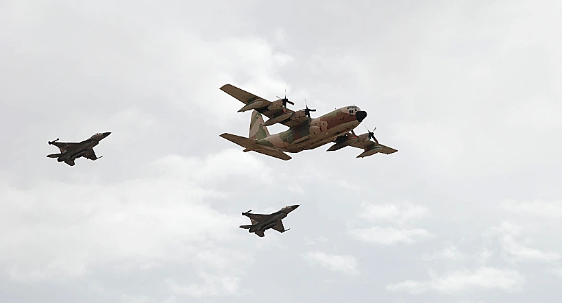 מטוס הרקולס מלווה בשני מטוסי f-16