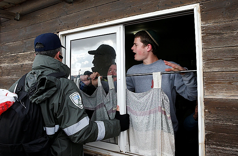 עימותים בין תושבי עמונה לכוחות הביטחון