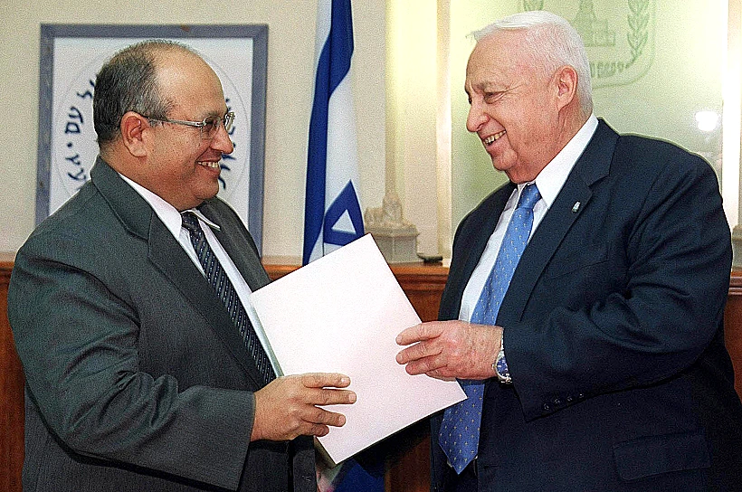 מאיר דגן מקבל את המינוי לתפקיד ראש המוסד משרון