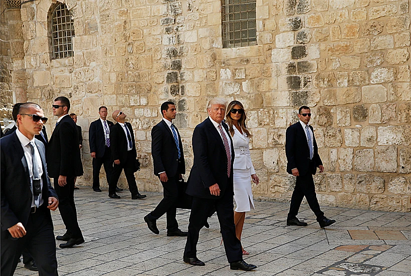 דונלד טראמפ ומלאניה טראמפ מחוץ לכנסיית הקבר בירושלים העתיקה