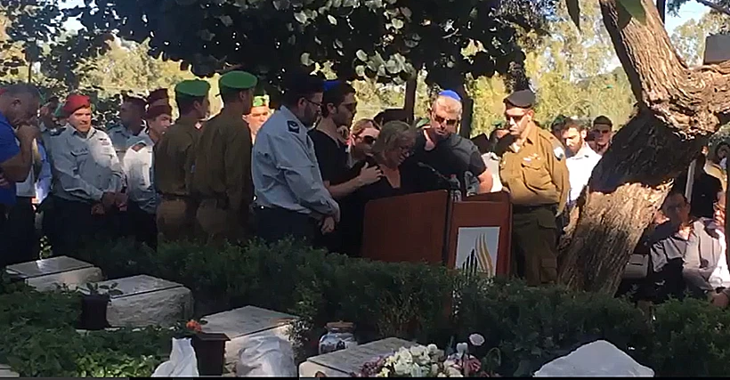 הוריו של סמל רון יצחק קוקיא בבית העלמין קרית שאול