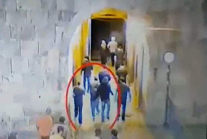 כניסת הסייען לשער הפרחים עם תיק ובו כלי נשק, לפני הפיגוע בהר הבית