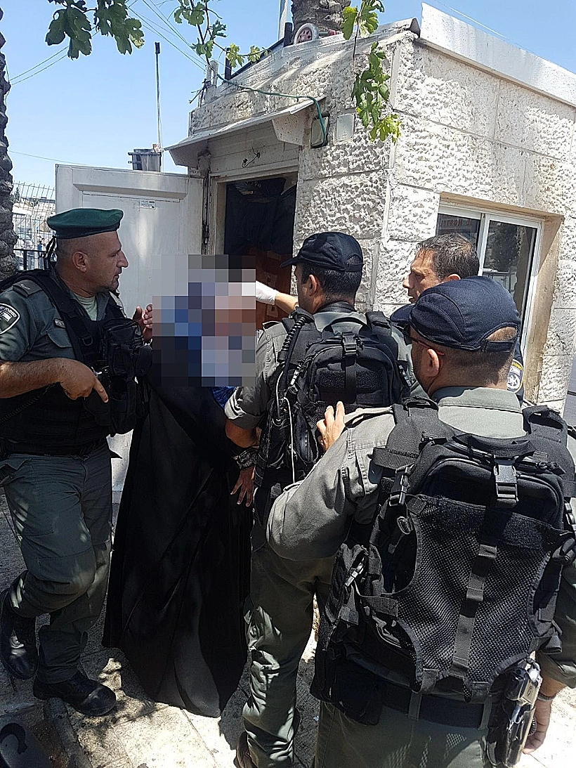 שוטרים עוצרים את המחבלת שביצעה פיגוע דקירה בשער שכם