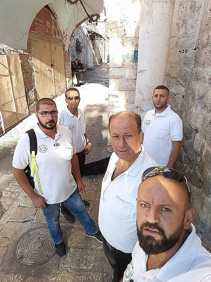 אנשי הוואקף מחוץ להר הבית