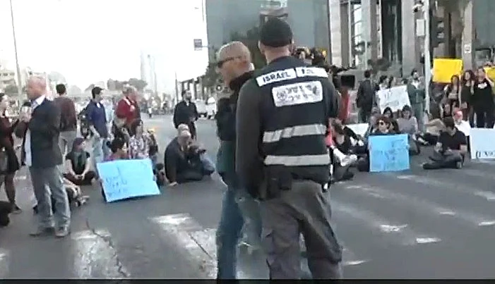עובדי התאגיד חוסמים את עזריאלי במחאה