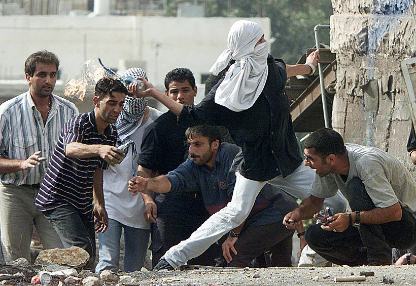 פלסטיני משליך בקבוק תבערה