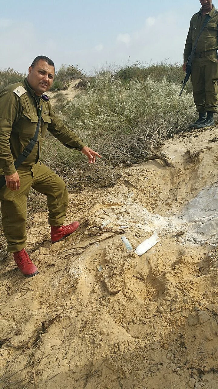 זירת הפגיעה של רקטה שנורתה מרצועת עזה לעבר המועצה האזורית חוף אשקלון