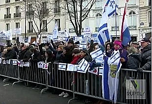 מפגינים פרו-ישראלים מחוץ לוועידת השלום בפריז