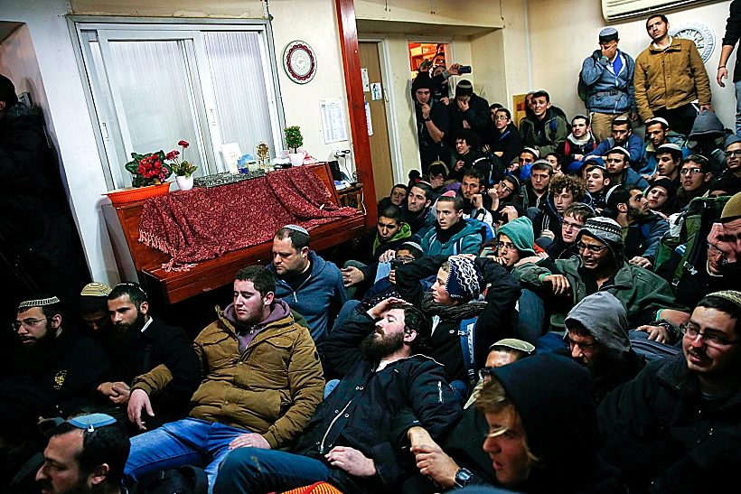 תושבי עמונה בזמן הפינוי