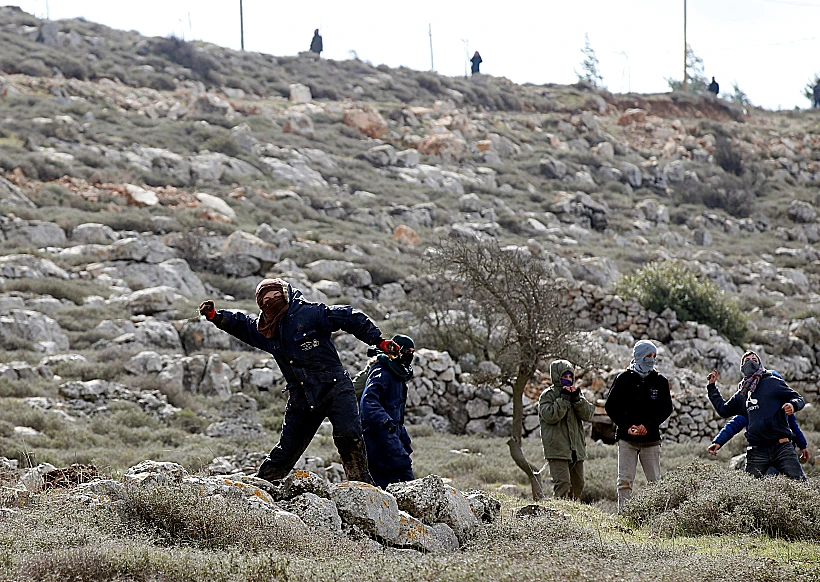 נערים מיידים אבנים על כוחות הביטחון במהלך פינוי עמונה