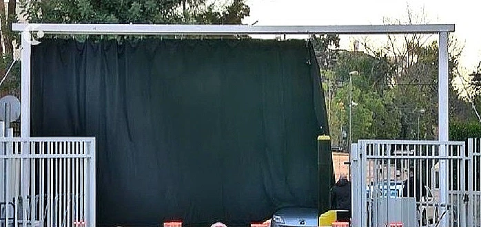 וילונות כהים שנתלו בכניסה למעון רה