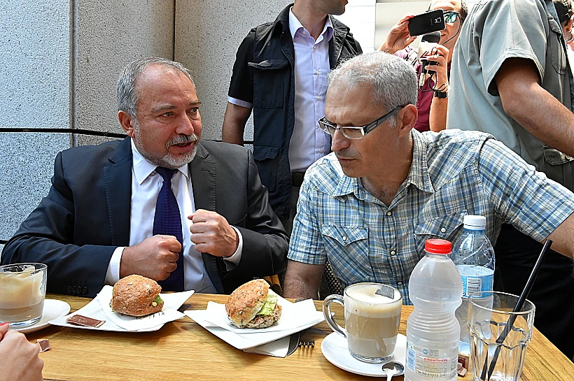 אביגדור ליברמן בביקור במתחם שרונה בתל אביב