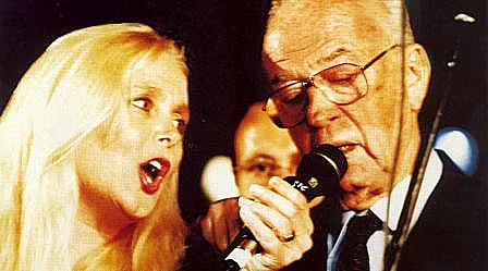 יצחק רבין שר עם מירי אלוני בעצרת לפני שנרצח