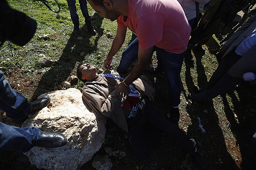 השר הפלסטיני זיאד אבו עין במהלך הפגנה ליד רמאללה, לאחריה מת