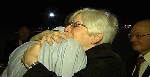 אילן גרפל פוגש את אימו בירידה מהמטוס