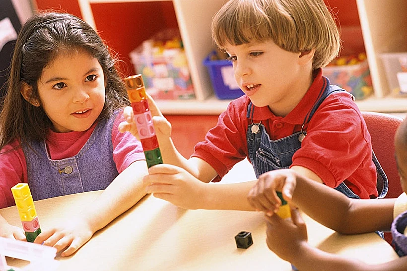 ילדים משחקים בקוביות