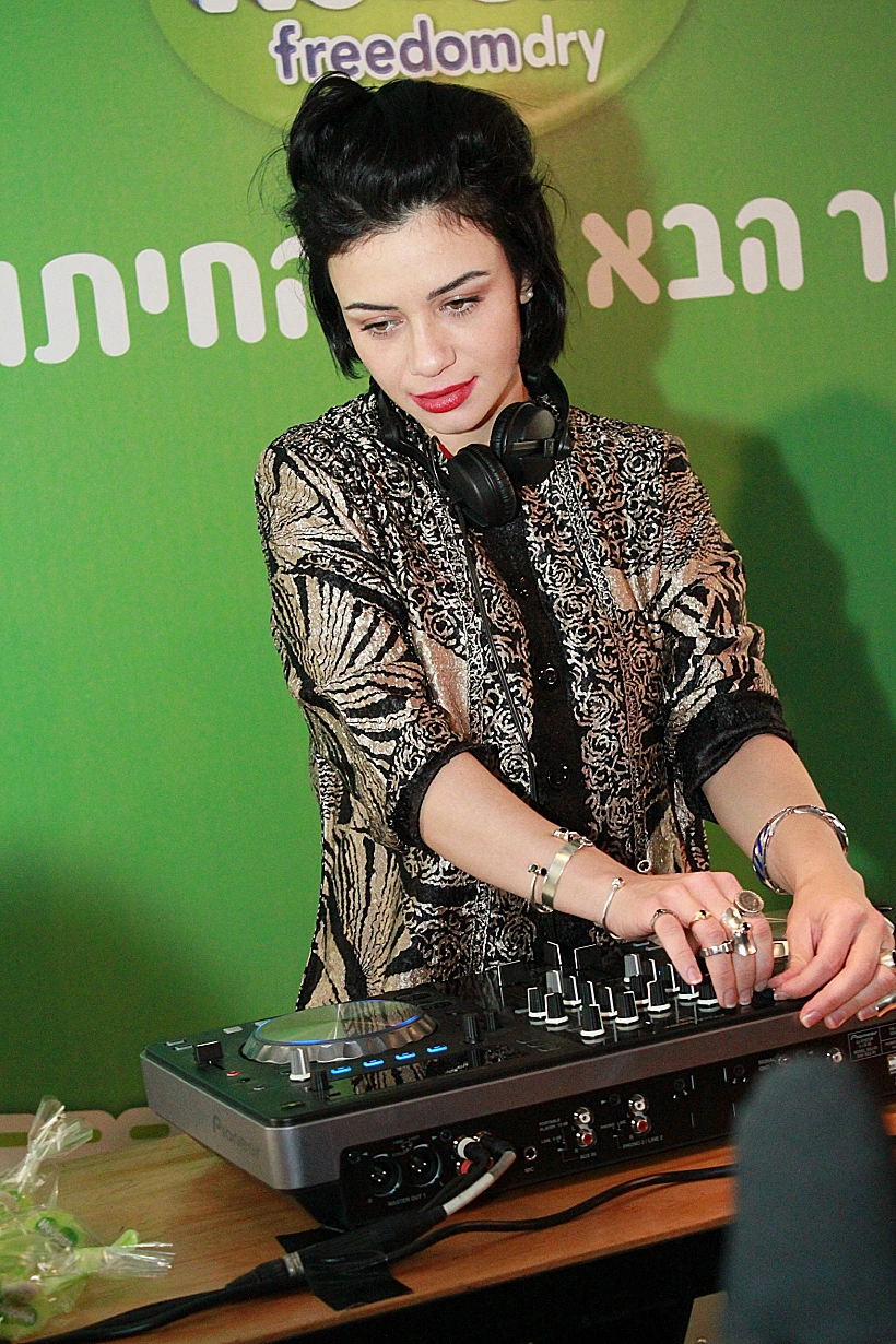 נינט טייב מתקלטת