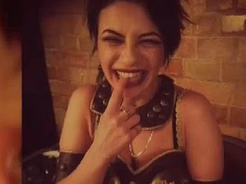 נינט מתחפשת לזינה