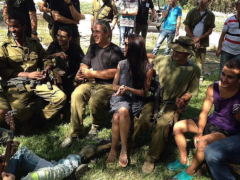 מאיה בוסקילה שרה לחיילים בדרום