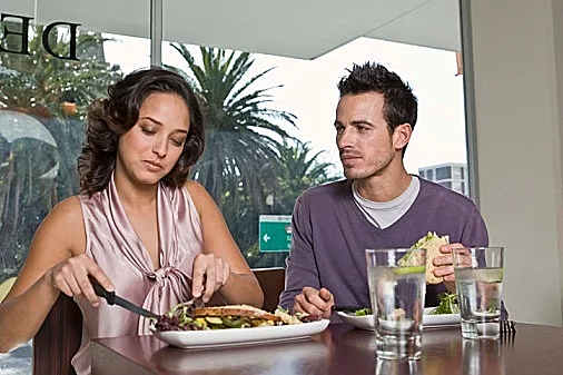 זוג אוכל במסעדה