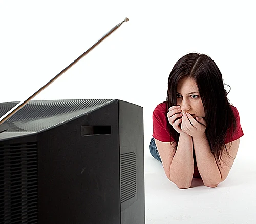 אישה צופה בטלויזיה