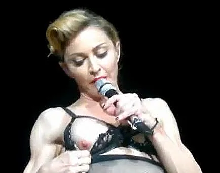 מדונה חושפת פטמה