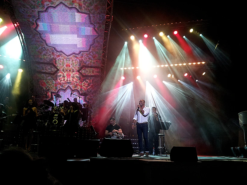 אייל גולן בהופעה בקיסריה