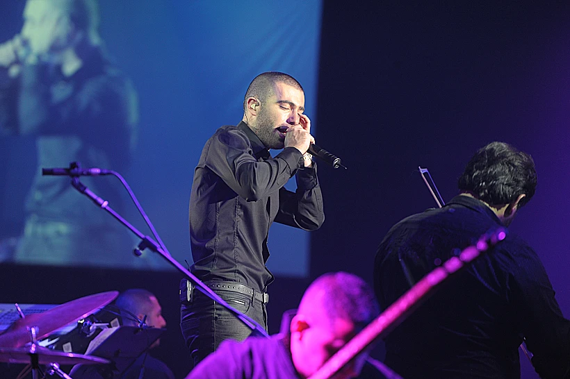 עומר אדם בהופעה בהאנגר 11